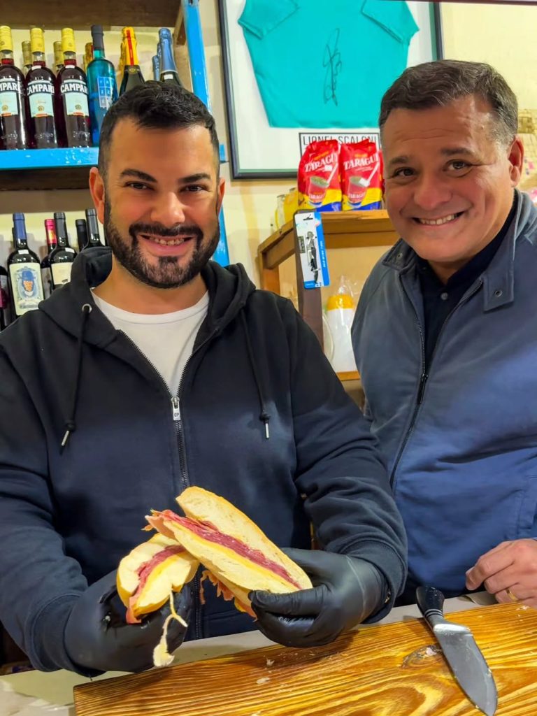 📍 Apenas uno cruza la tranquera del tiempo y se adentra en Falda del Carmen, aparece el Almacé